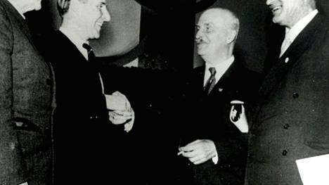 Dr. Georg von Opel (2.v.l.) wurde erster DOG-Präsident