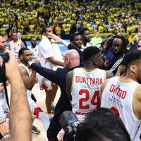 In der Basketball-EuroLeague kommt es zu einem riesigen Skandal. Die Fans von Fenerbahce stürmen nach der Niederlage gegen Monaco aufs Feld und gehen auf die Spieler der Franzosen los. 