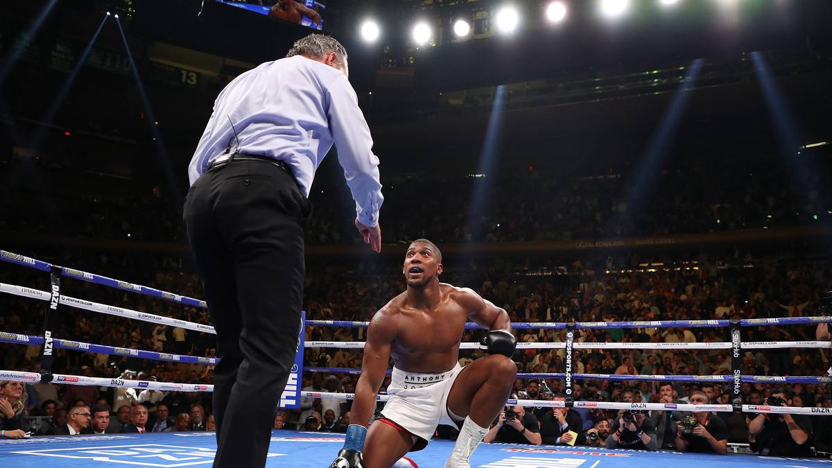Die legendäre dritte Runde war noch nicht zu Ende: Ruiz setzte erneut nach und Joshua ging zum zweiten Mal zu Boden. Beinahe ungläubig schaute der Brite zum Ringrichter