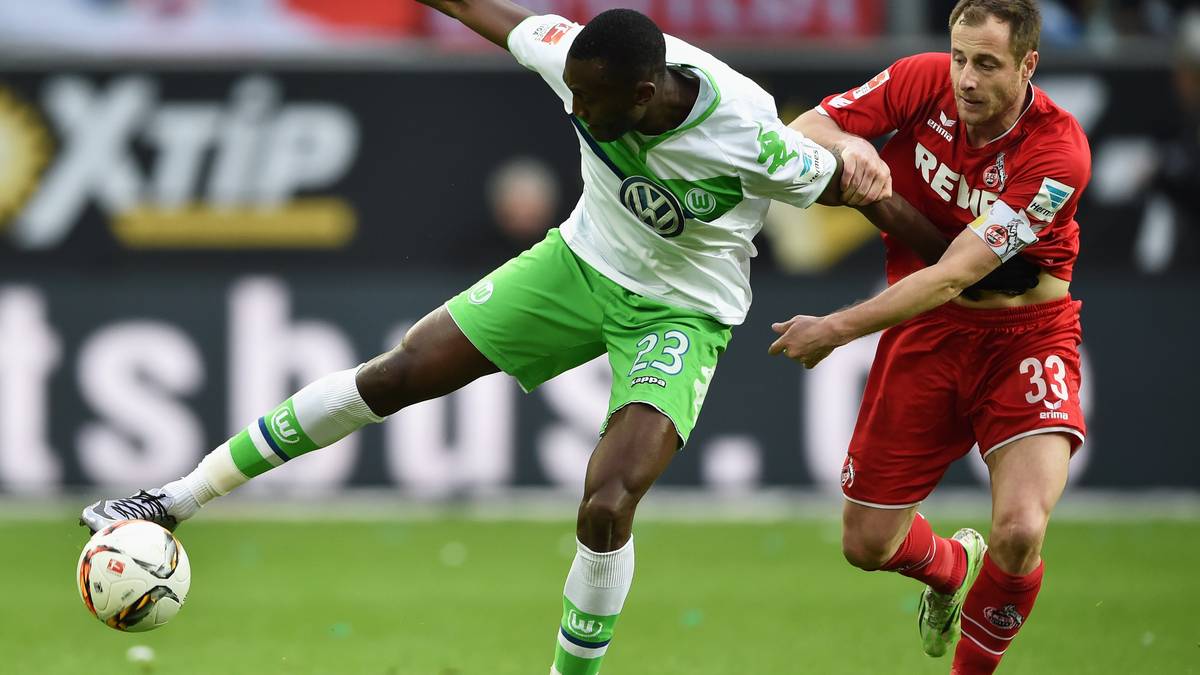 Im ersten Sonntagsspiel kommt der VfL WOlfsburg gegen den 1. FC Köln zunächst sehr mühsam ins Spiel.  Josuha Guilavogui (l.) wehrt sich gegen Matthias Lehmann
