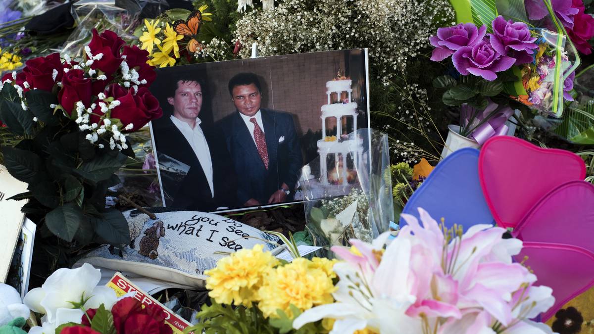 So legen viele Menschen Blumen und Fotos vor dem Haus ab
