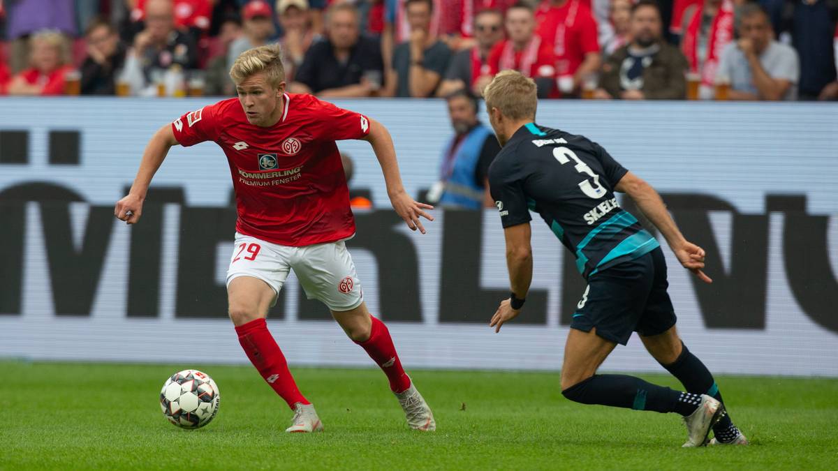 JONATHAN BURKARDT: Der Mittelstürmer ist die Mainzer Nachwuchshoffnung. Er wechselte vom SV Darmstadt 98 an den Bruchweg und debütierte am 15. September 2018 in der Bundesliga