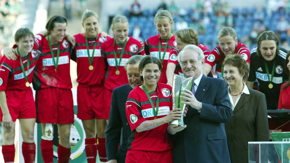 Das Stadion wird im Untertitel "Dem Bürgermeister seine Frau ihr Stadion" heißen - eine Anspielung auf Ex-Bundespräsident Johannes Rau, der auf die Frage, ob Fußballstadien nicht auch nach Frauen benannt werden sollen, in Anspielung auf eine Schalke-Legende antwortete: "Und wie sollen wir das denn nennen? Dem Ernst Kuzorra seine Frau ihr Stadion?"