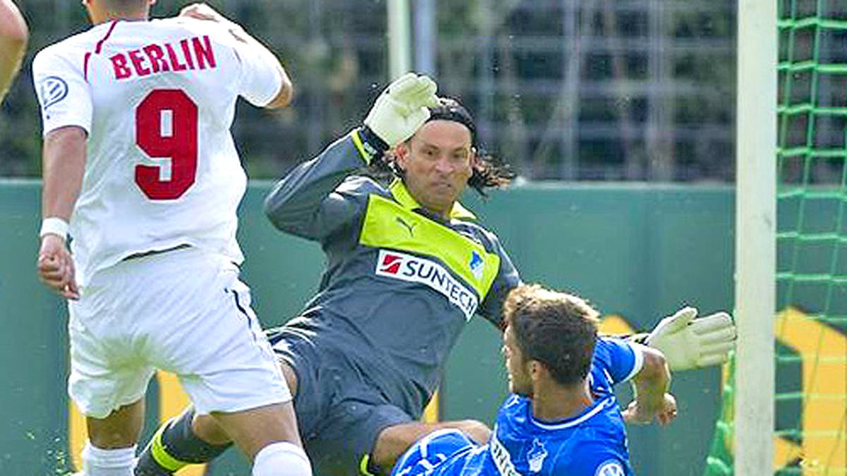 Hoffenheims Defensive agiert auf Hühnerhaufen-Niveau und befindet sich in Berlin unter Dauerbschuss. Torhüter Tim Wiese (Mitte) und Matthieu Delpierre (r.) können den heranstürmenden Avi Avcioglu (l.) nicht mal im Doppelpack bändigen