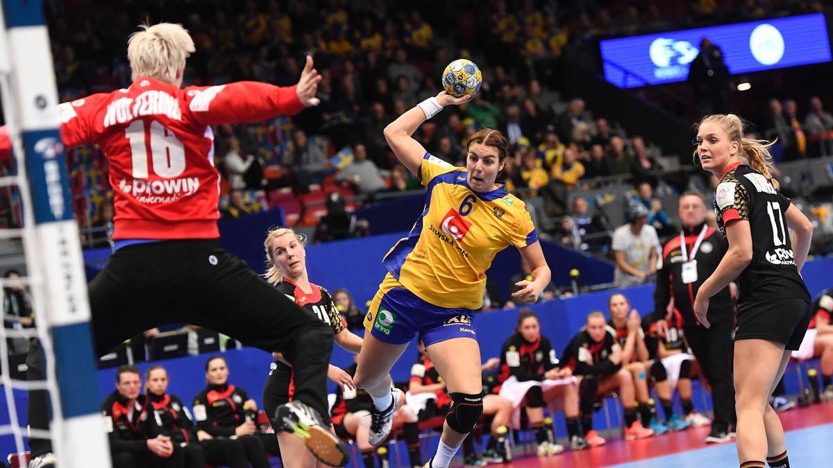 16. Dezember: Auch dank der Paraden von Torfrau Clara Woltering müssen die DHB-Ladies im EM-Turnierverlauf nur eine Niederlage hinnehmen. Dennoch verpassen sie das Halbfinale hauchdünn. Zum Abschluss verliert Deutschland das Spiel um Platz 5 gegen Rumänien, blickt dennoch optimistisch der Heim-WM 2017 entgegen