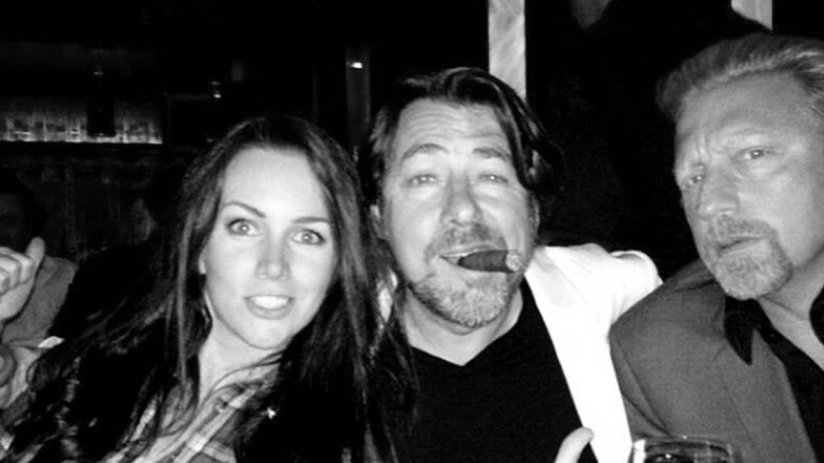 Auf der Pokertour trifft sie auch andere Promis. So wie Tennis-Ikone Boris Becker (r.) und den britischen Moderator Jonathan Ross (M.)