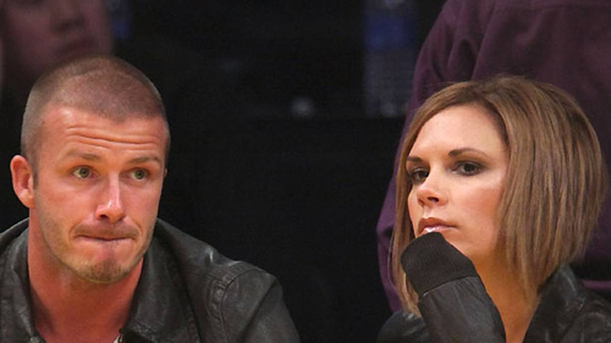 Auch den Beckhams fehlen im Oktober 2008 etliche Kostbarkeiten aus ihrem Anwesen in England. Schuld sind die eigenen Angestellten, die anhand von Fußball-Shirts der Söhne von David und Victoria überführt werden