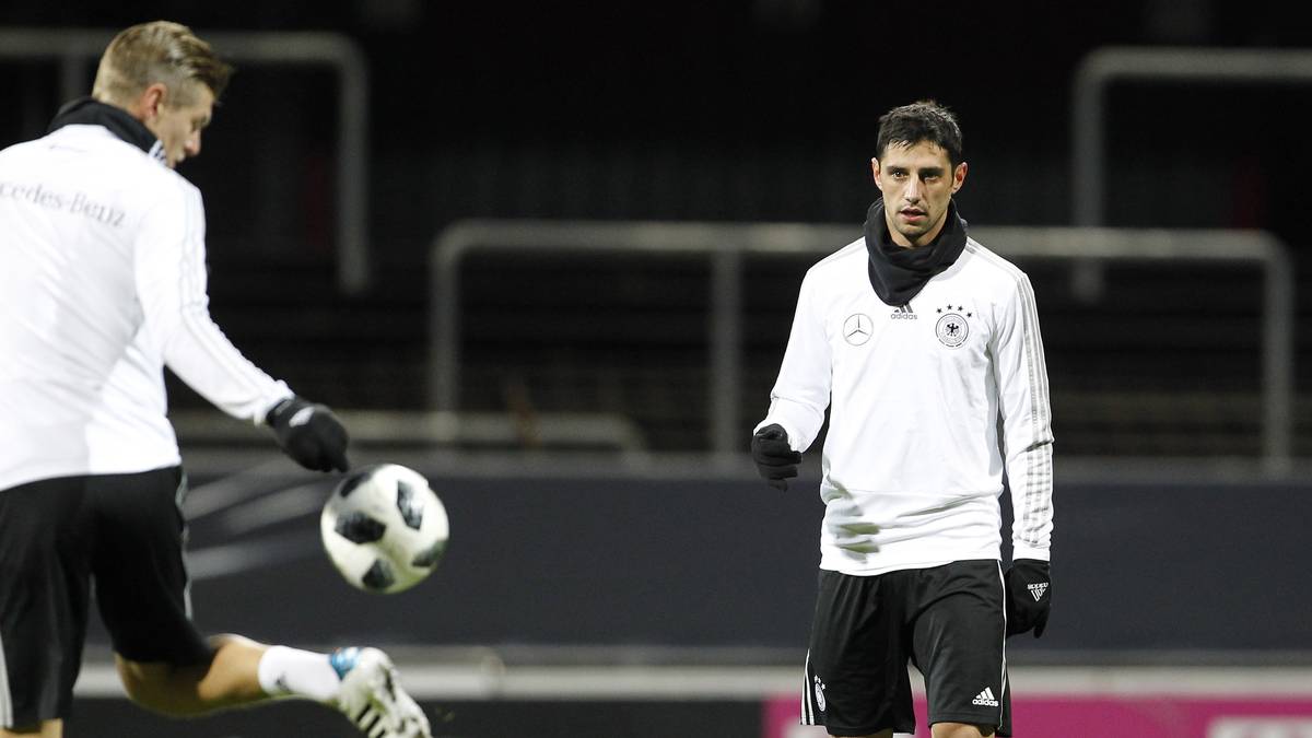 LARS STINDL (Borussia Mönchengladbach): Ein Held des Confed Cups. Doch die schwache Rückrunde mit der Borussia geht auch am Kapitän nicht spurlos vorbei. Mit seiner Spielweise hat er aber ein Alleinstellungsmerkmal gegenüber Wagner und Gomez - das könnte Stindls Trumpf sein