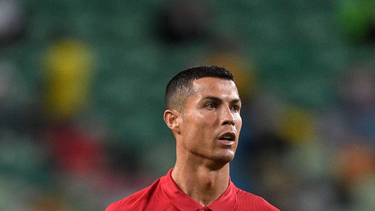 Cristiano Ronaldo will trotz Covid-19 auf den Platz. Portugals Nationaltrainer verrät, was der Superstar in Quarantäne in seinem Zimmer ruft.