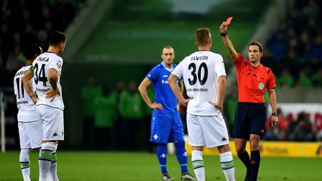 Granit Xhaka (l.) sah gegen Darmstadt Rot