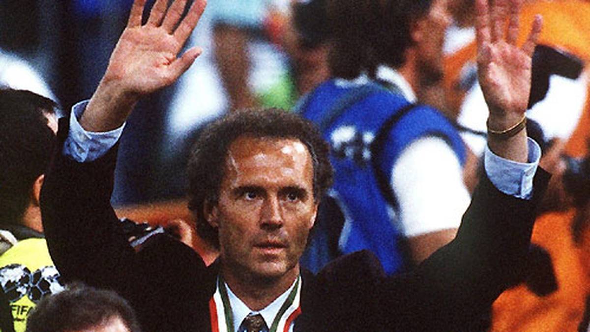 Im Sommer 1990 das nächste große Turnier: Die WM in Italien wird für Beckenbauer, seinen langjährigen Assistenten Holger Osiek und die deutschen Kicker zum absoluten Highlight