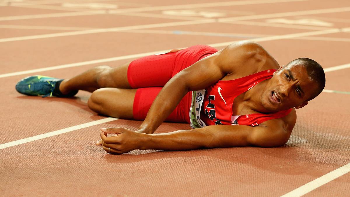 Auch Ashton Eaton sinkt zunächst entkräftet zu Boden. Seine Anstrengungen haben sich aber gelohnt. Er holt Gold - und das mit neuem Weltrekord.