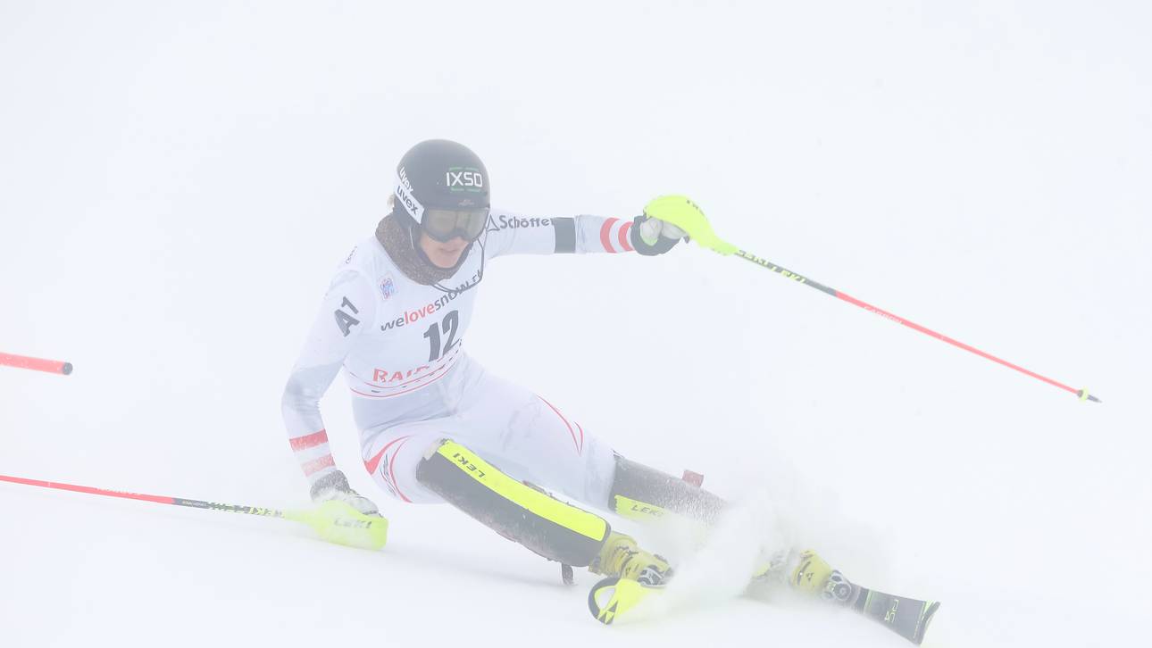 Ski-Stars fahren mit Trauerflor