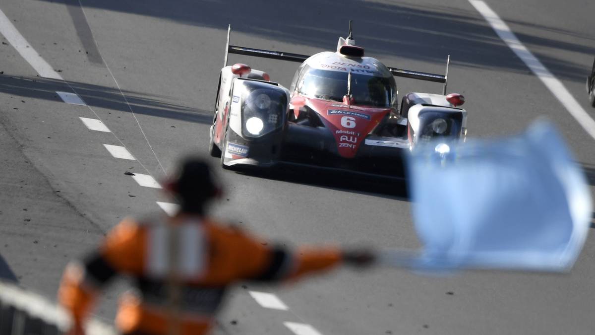 Der Circuit des 24 Heures hat eine Strecke von über 13 Kilometern und besteht teilweise aus öffentlichen Landstraßen. Besonders bekannt ist die fünf Kilometer lange und äußerst gefährliche Gerade "Mulsanne Straight"