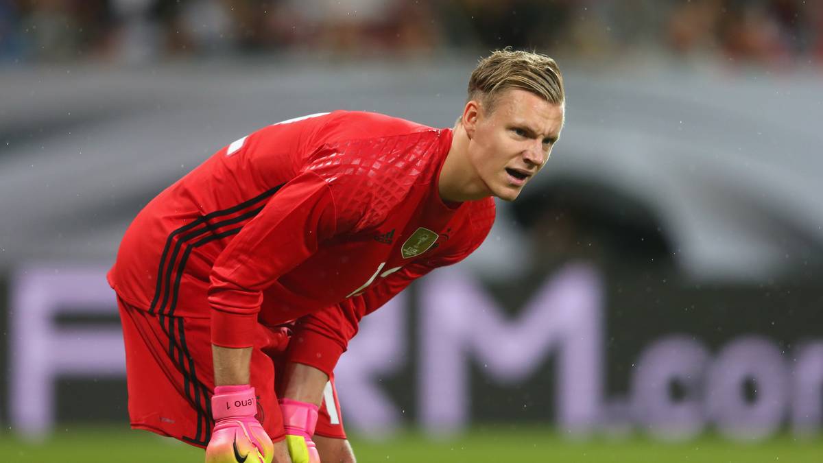 BERND LENO: Bitteres Debüt für den Leverkusener. Nach dem ersten Rückpass haut er den Ball gleich mal Richtung Tribüne, danach komplett beschäftigungslos - bis zu Hamsiks Ausgleichshammer. Da noch chancenlos, beim 1:2 sieht er dann mitsamt der Hintermannschaft unglücklich aus. SPORT1-Note: 4