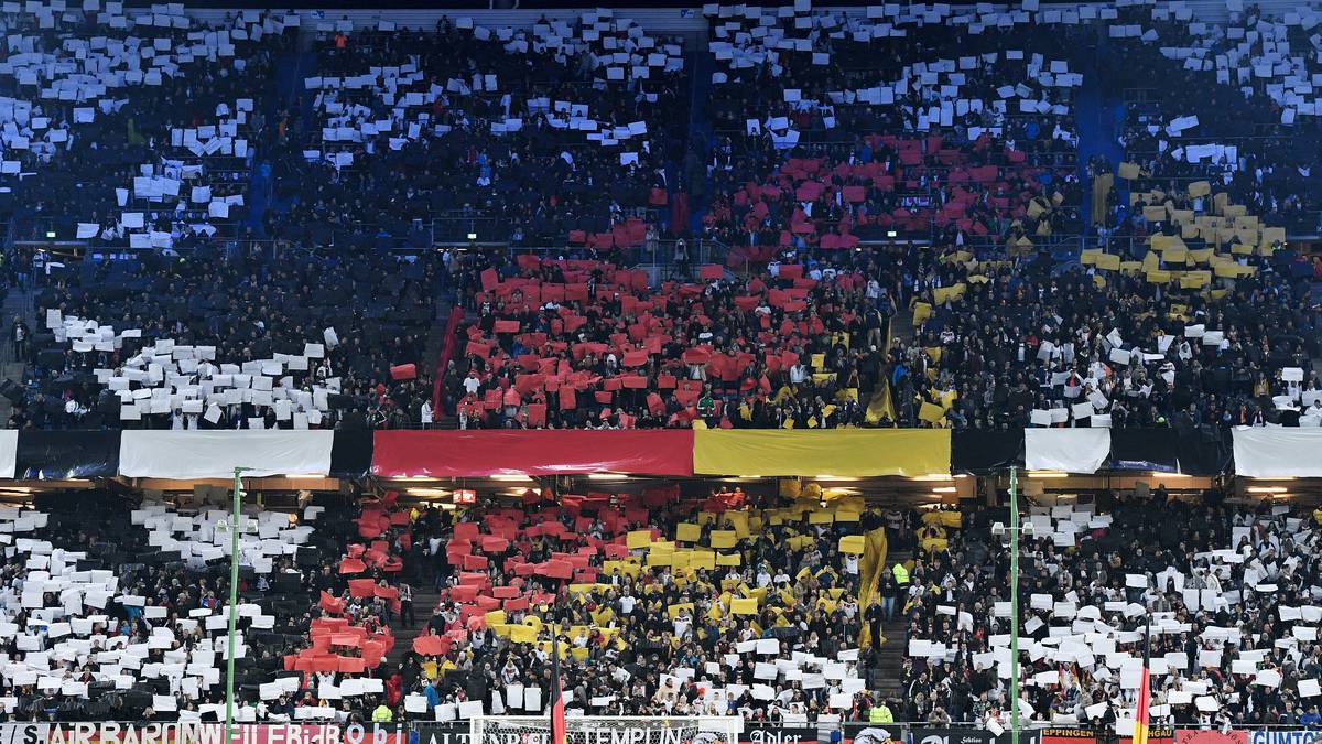 Mit einer schönen Choreografie schafft das Hamburger Publikum einen stimmungsvollen Rahmen für das Länderspiel