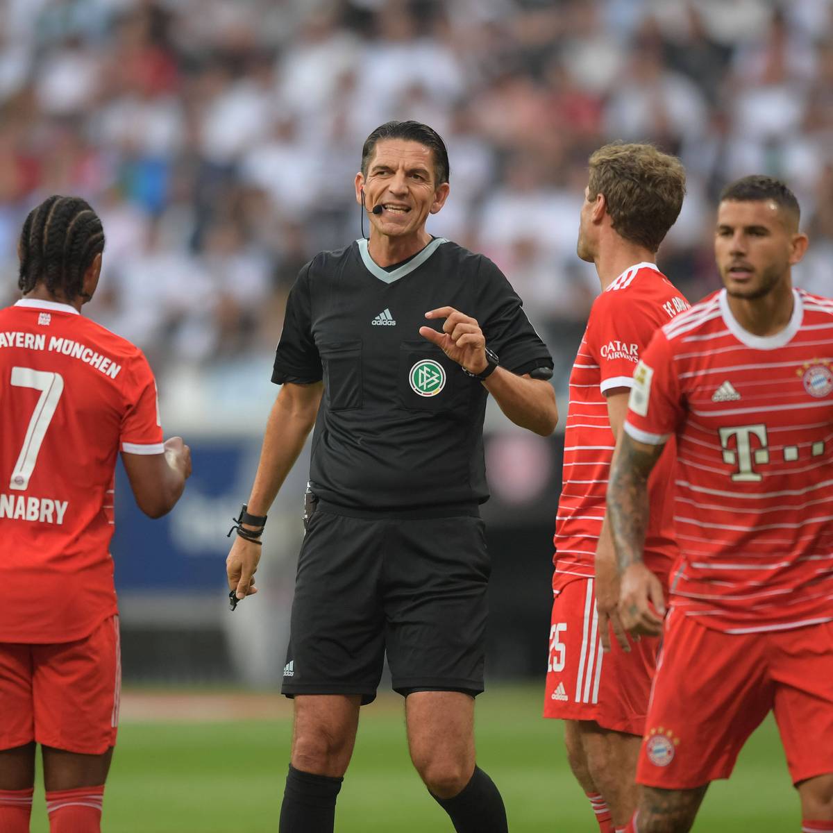 Denis Aytekin greift beim Bayern-Spiel gegen Frankfurt zu einem ungewöhnlichen Trick. Der Schiedsrichter macht einem Spieler nur zum Schein Vorwürfe. 