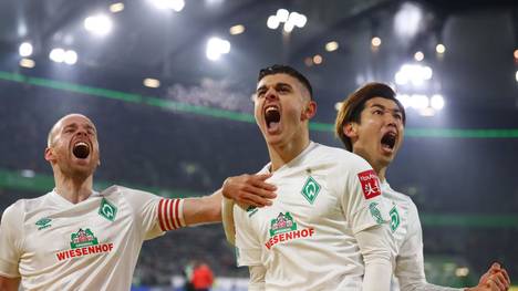 WOLFSBURG, GERMANY - DECEMBER 01:  Milot Rashica of SV Werder Bremen celebrates as he scores his team's first goal from a penalty with Yuya Osako and Davy Klaassen during the Bundesliga match between VfL Wolfsburg and SV Werder Bremen at Volkswagen Arena on December 01, 2019 in Wolfsburg, Germany. (Photo by Martin Rose/Bongarts/Getty Images)