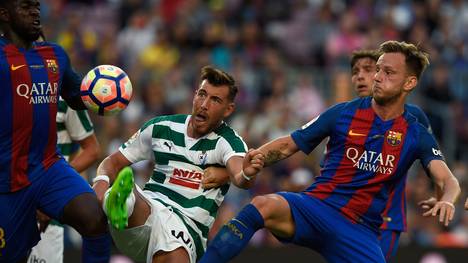 Eibars Sergi Enrich im Zweikampf gegen Ivan Rakitic vom FC Barcelona 