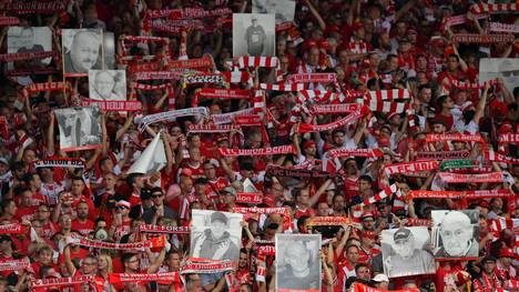 Die Fans von Union Berlin gedachten bei ihrer Bundesliga-Premiere ihren verstorbenen Angehörigen