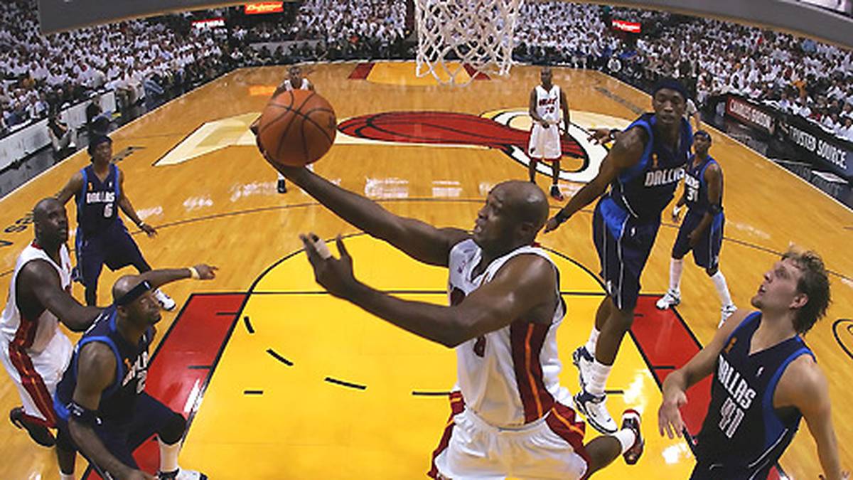 Beinahe zeitgleich, ebenfalls in Chicago: Miamis Flügelspieler Antoine Walker, Meister von 2006, wird mit Waffen in Schach gehalten, während sich Komplizen im Haus und in der Garage bedienen