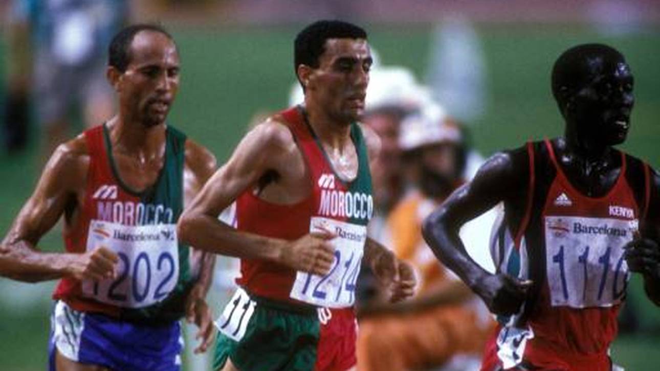 Khalid Skah (Mitte) und Richard Chelimo (rechts) wurden durch den überrundeten Hammou Boutayeb (links) behindert 