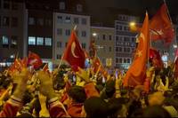 Nach dem Einzug ins EM-Viertelfinale feiern unzählige türkische Fans ausgelassen auf den Straßen und liefern dabei atemberaubende Bilder.