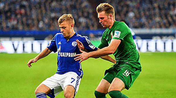 Schalkes Youngster Max Meyer (l., gegen Jan-Ingwer Callsen-Bracker) steht in der Startelf, nachdem er sich zuletzt über seine Reservistenrolle beklagt hatte