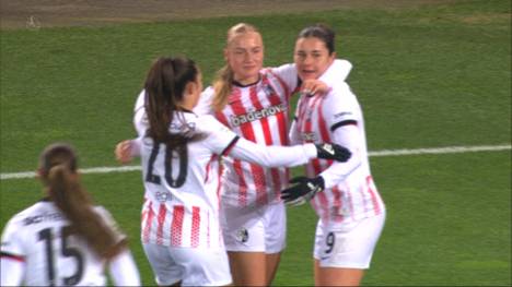 Die Frauen des SC Freiburg schlagen spät zu und gewinnen gegen Bayer 04 Leverkusen. Jokerin Tessa Blumenberg stoppt die Freiburger Negativserie.