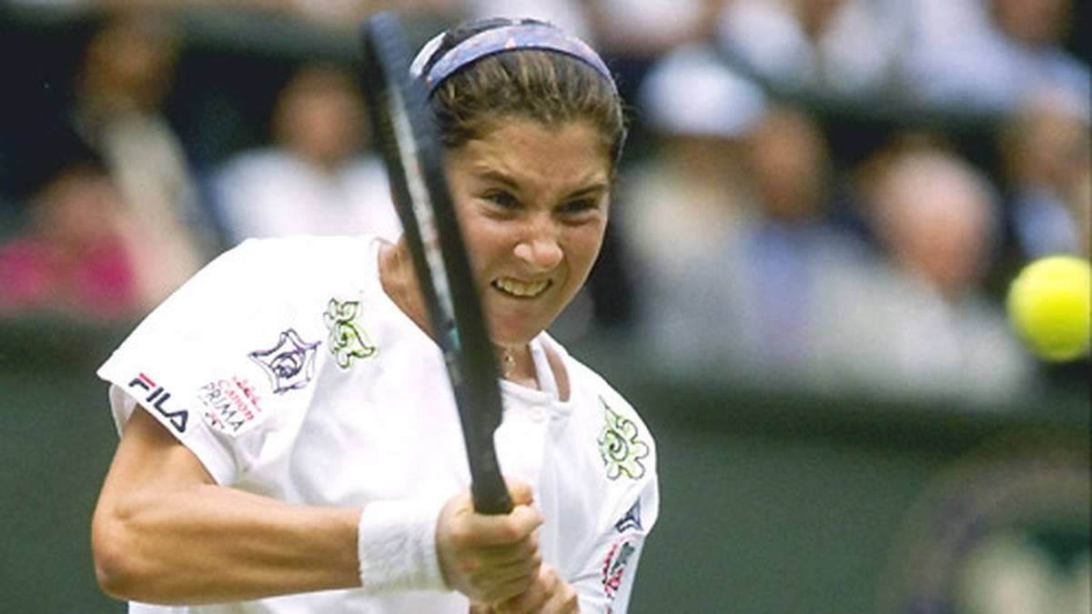 Manche Sportler fallen so schweren Verbrechen zum Opfer, dass sie fürs Leben geschädigt sind - sei es körperlich oder psychisch: Monica Seles etwa. Ein fanatischer Sympathisant von Steffi Graf sticht 1993 beim Turnier am Hamburger Rothenbaum auf deren Rivalin ein, die eine Wunde an der Schulter davonträgt und erst mehr als zwei Jahre später ein Comeback wagt