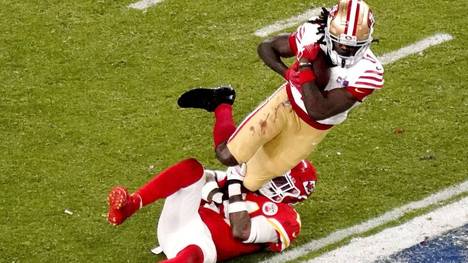 Brandon Aiyuk (r.) bleibt bei den San Francisco 49ers