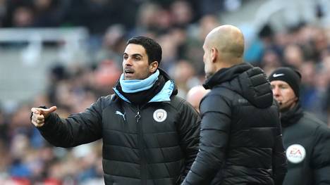 NEWCASTLE UPON TYNE, ENGLAND - NOVEMBER 30: Mikel Arteta, Assistant Coach of Manchester City gives his team instructions as Pep Guardiola, Manager of Manchester City looks on during the Premier League match between Newcastle United and Manchester City at St. James Park on November 30, 2019 in Newcastle upon Tyne, United Kingdom. (Photo by Ian MacNicol/Getty Images)