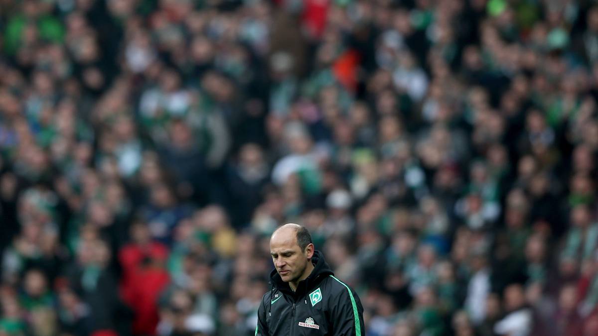 Auf der anderen Seite geht Werders Trainer Viktor Skripnik in sich