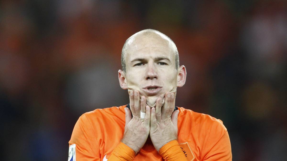 Nicht nur zu Riberys Leidwesen passiert im Sommer 2010 allerdings neues Unheil: Robben kommt verletzt von der WM 2010 zurück. Trotz eines Muskelfaserrisses setzte Oranje ihn weiter ein, was einen großen Streit mit Bayern zur Folge hatte - und dass Robben die halbe Bayern-Saison verpasst