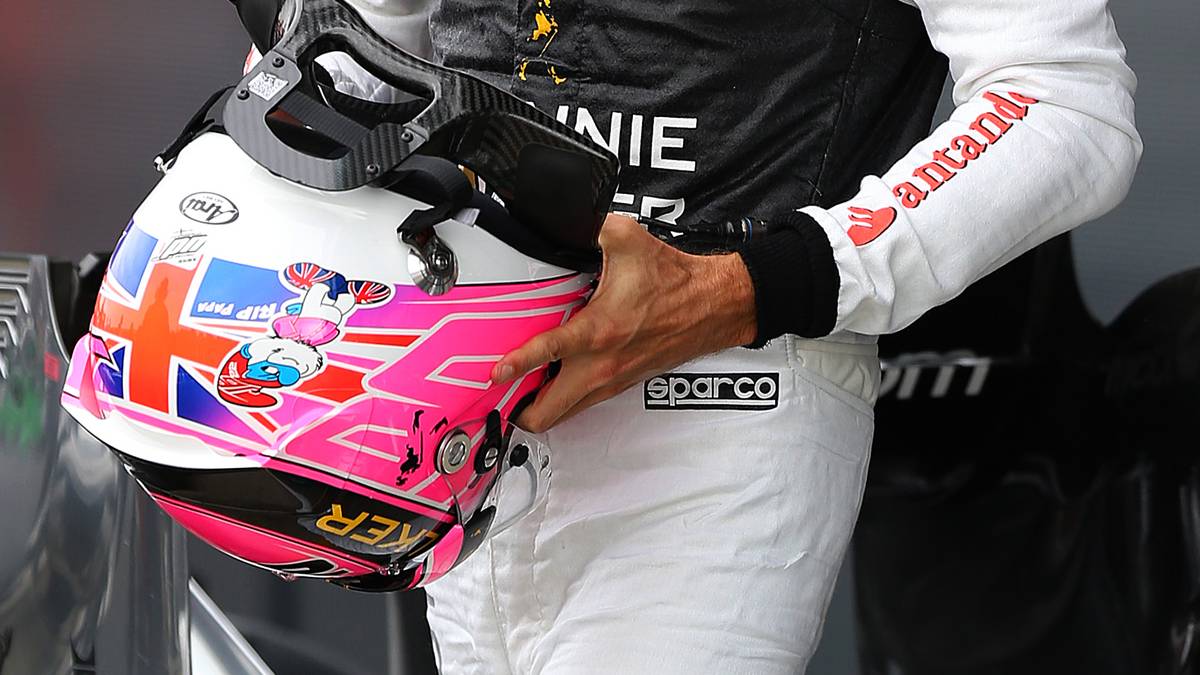 Jenson Button (2014, GP von Großbritannien): In der Saison 2014 trägt Button regelmäßig diese Version zu Ehren seines verstorbenen Vaters. Papa Schlumpf war der Spitzname von John Button, die rosa Hemden sein Markenzeichen