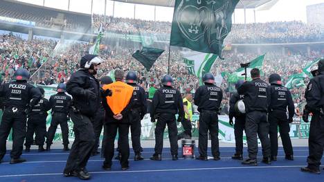 Im Bremer Weserstadion sorgt die Polizei für Ordnung