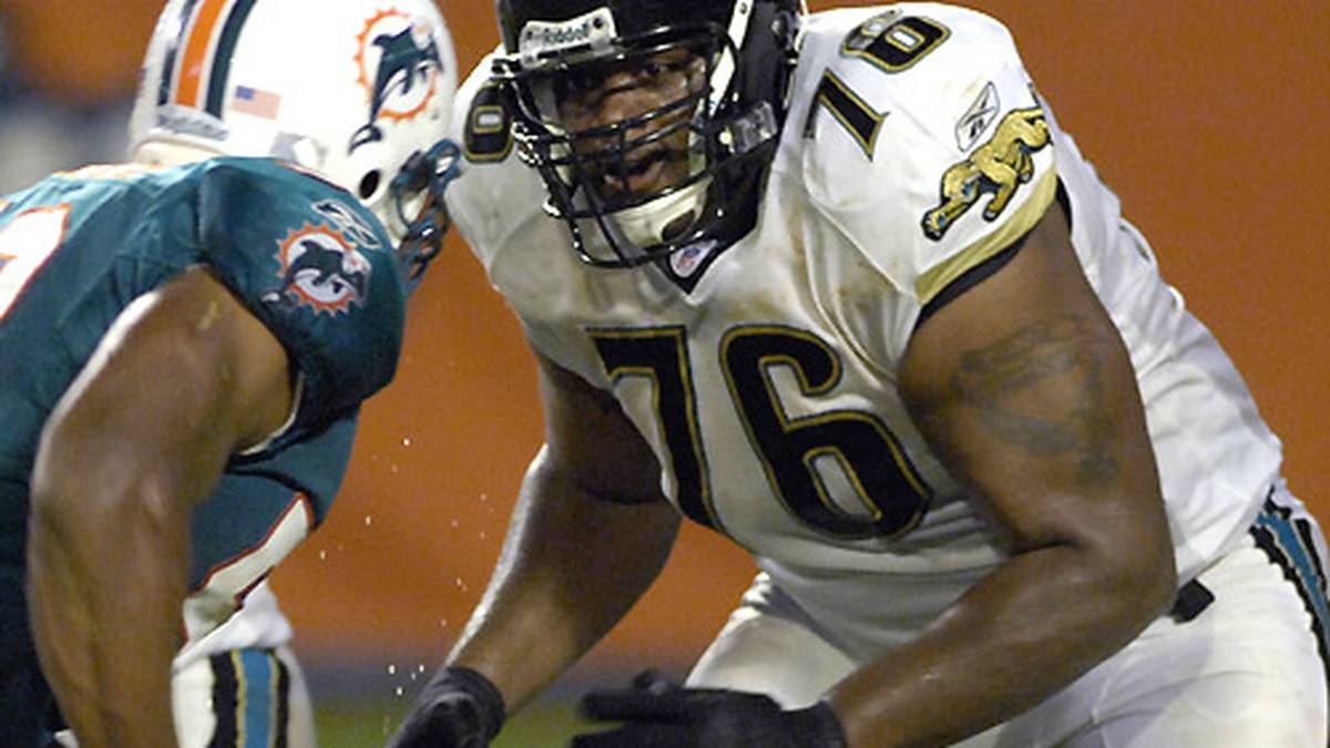 Richard Collier, damaliger Offensive Tackle der Jacksonville Jaguars, muss im September 2008 mit mehreren Schusswunden in die Klinik. Sein linkes Bein wird amputiert, von der Hüfte abwärts ist der Zwei-Meter-Mann gelähmt