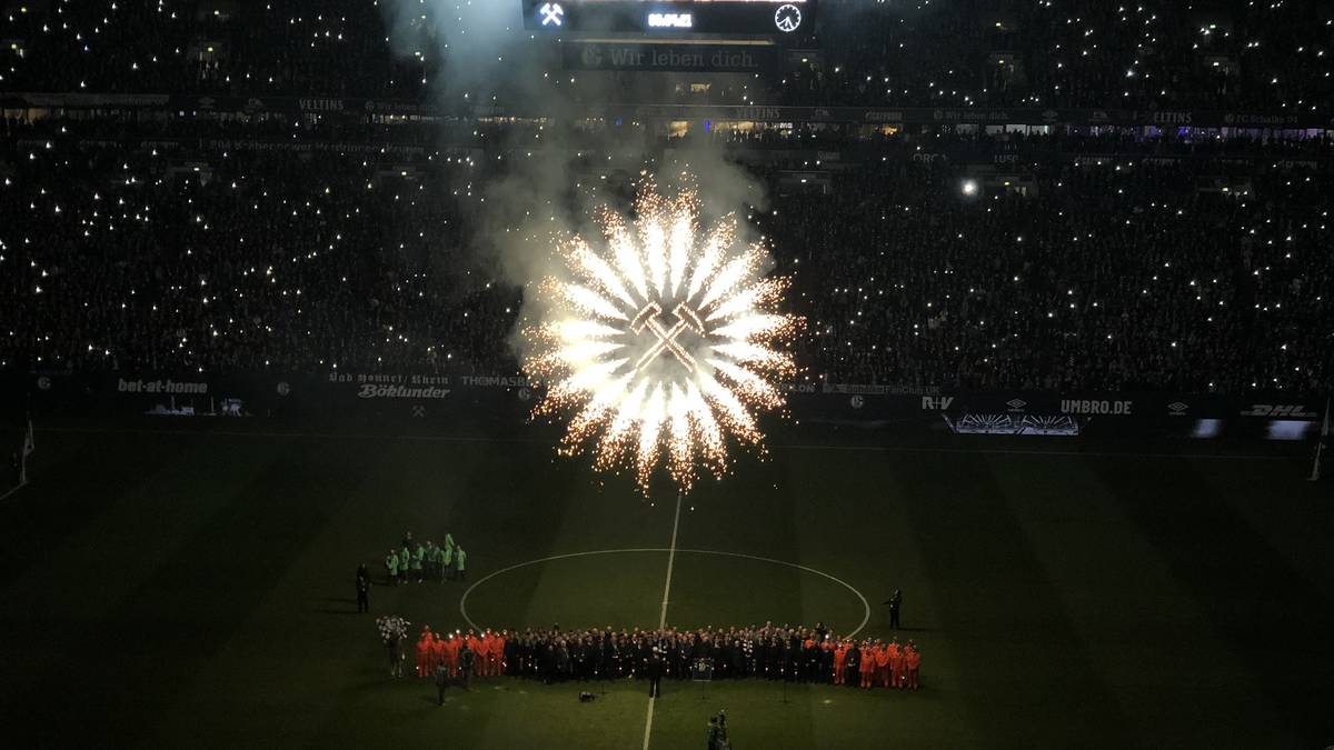 Vor dem Anpfiff prägt ein großes Bergbau-Symbol die Arena auf Schalke. Der Schlägel und das Bergeisen zählten zu den wichtigsten Werkzeugen im Bergbau