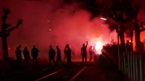 Nachdem der BVB das DFB-Pokalfinale gegen Leipzig mit 4:1 für sich entscheiden konnte, versammelten sich knapp 200 Fans trotz Ausgangssperre am Borsigplatz in Dortmund mit Bengalos.