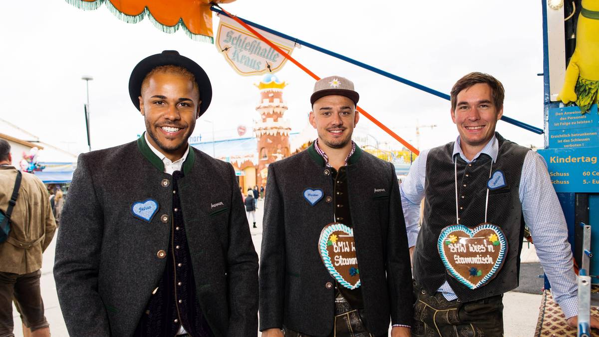 Aber nicht nur Fußball-Promis zeigen sich in Tracht. Die Bobfahrer Joshua Bluhm, Christian Rasp und Matthias Kagerhuber (v.l.) lassen sich ebenfalls blicken