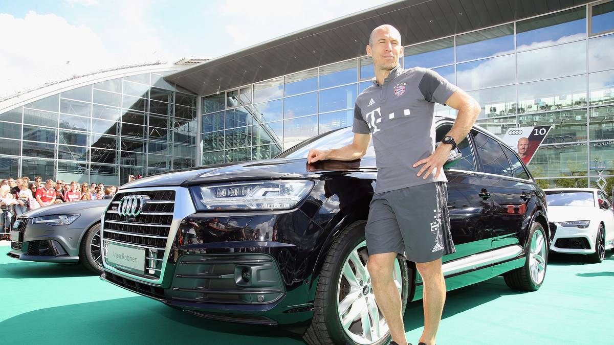 Arjen Robben mag es noch eine Spur geräumiger und posiert lässig neben seinem neuen Q7-Geschoss