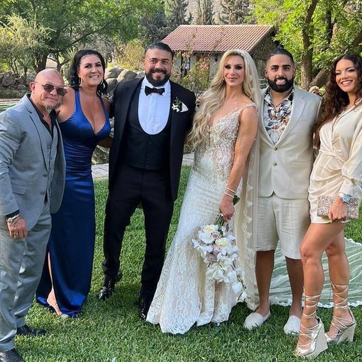 Charlotte Flair und Wrestler-Kollege Andrade El Idolo haben ihre Hochzeit in Mexiko vollzogen - ein unmaskierter Rey Mysterio ist unter den Gästen.