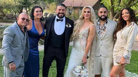 Für die Hochzeit von Andrade El Idolo und Charlotte Flair legte Rey Mysterio (l.) die Maske ab