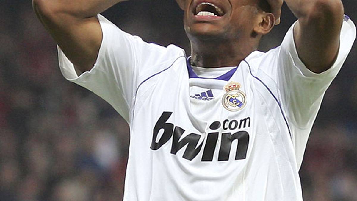 2004 wird die Mutter des brasilianischen Ausnahmetalents Robinho entführt: Der 20-Jährige läuft bei den Punktespielen des FC Santos nicht mehr auf, bis seine Mutter nach 41 Tagen gegen Zahlung eines Lösegeldes von 54.000 Euro freikommt. Die Täter werden bald danach gefasst