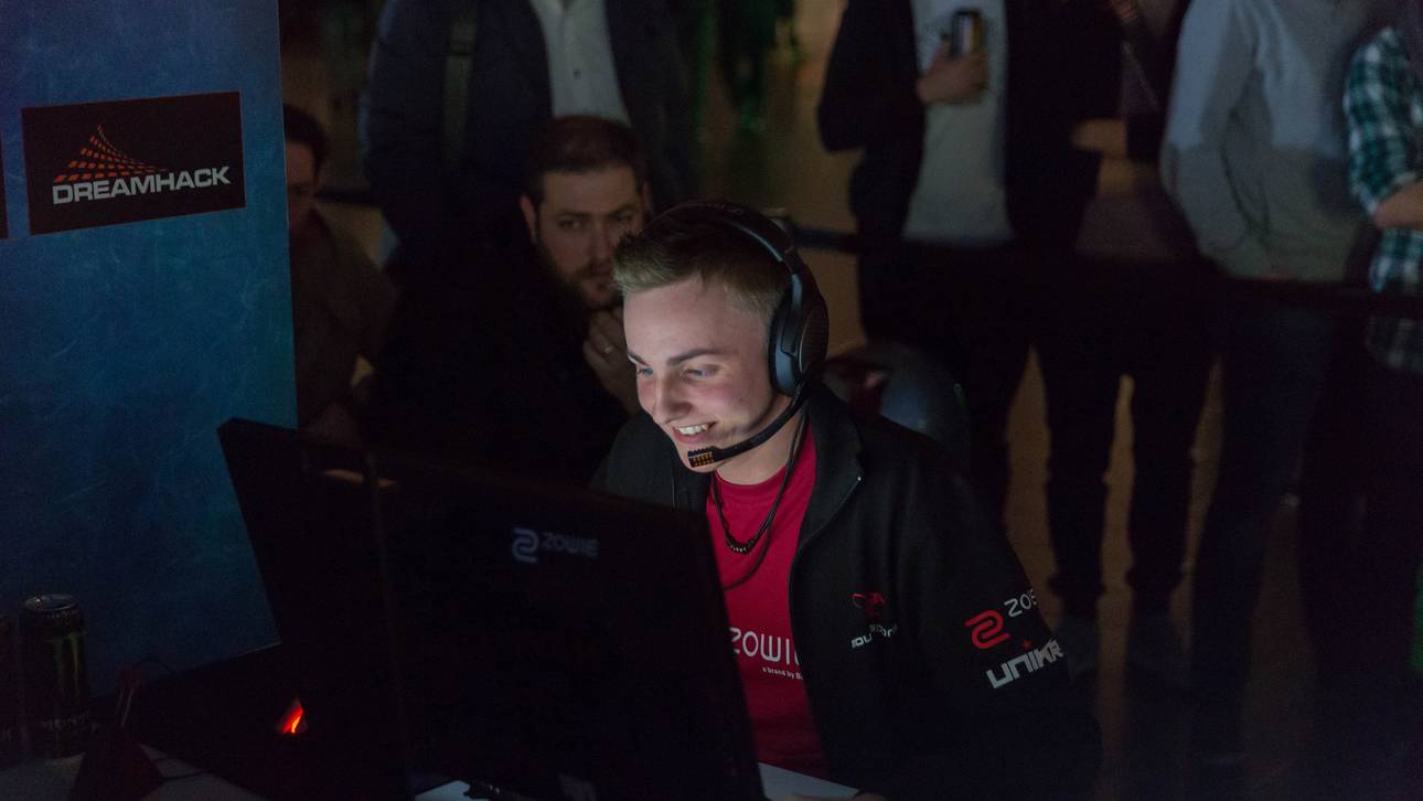 mouz schlägt HellRaisers verdient