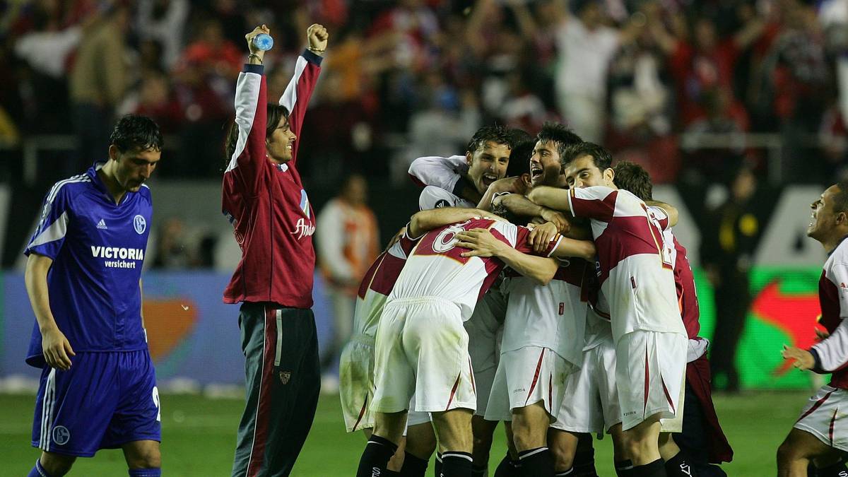 UEFA-CUP, HALBFINALE 2006 - FC SEVILLA: Nach einem 0:0 im Hinspiel zuhause gegen Sevilla geht es auch auswärts in die Verlängerung. Antonio Puerta entscheidet das Halbfinal-Duell zugunsten Sevillas, einige Monate später stirbt der Mittelfeldspieler auf tragische Art und Weise auf dem Platz an Herzversagen