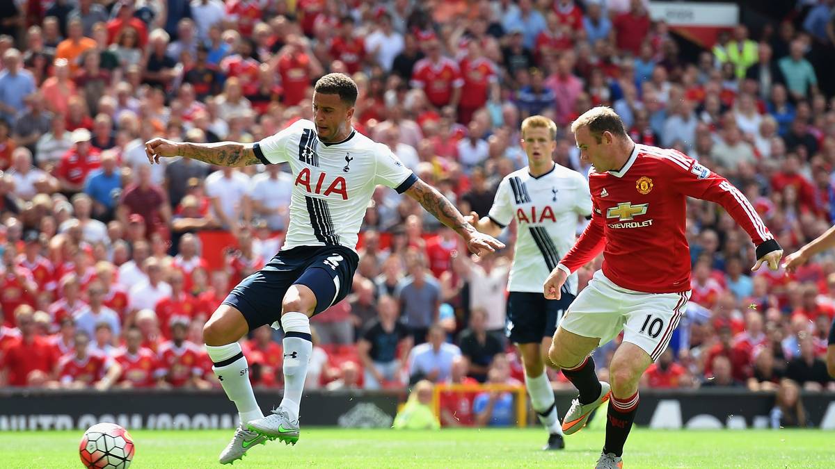Nachdem das Spiel anfangs ausgeglichen verläuft, geht United in der 22. Minute durch ein kurioses Eigentor in Führung. Kyle Walker spitzelt den Ball vor Wayne Rooney ins Tor der Spurs
