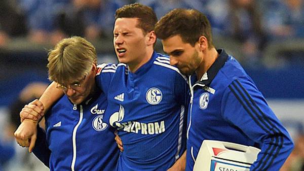 Mit schmerzverzerrtem Gesicht wird der Nationalspieler von Schalkes medizinischer Abteilung vom Platz geführt - für ihn kommt Chinedu Obasi