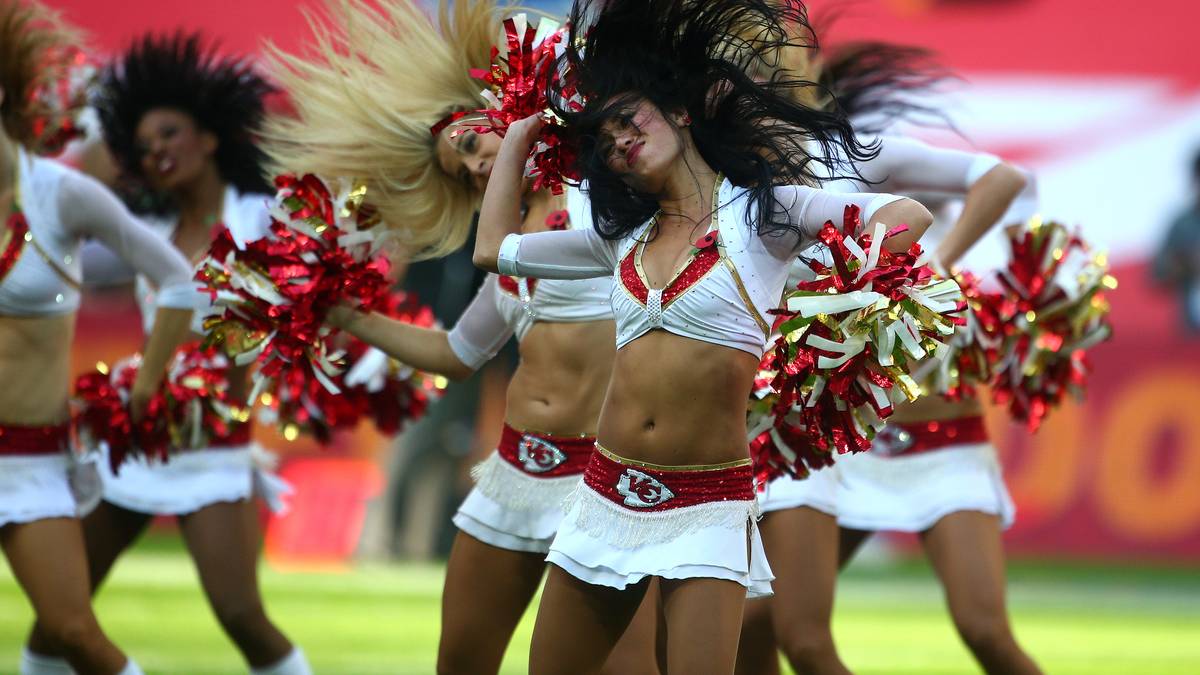 Ihre Cheerleaderinnen haben die Teams natürlich nicht zuhause in den USA gelassen