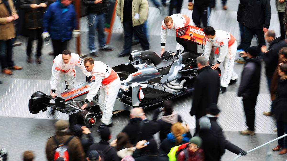 McLaren Mercedes beschlagnahmt 2011 den Potsdamer Platz in Berlin für seine Präsentation des MP4-26, inklusive Radwechsel für die Fans